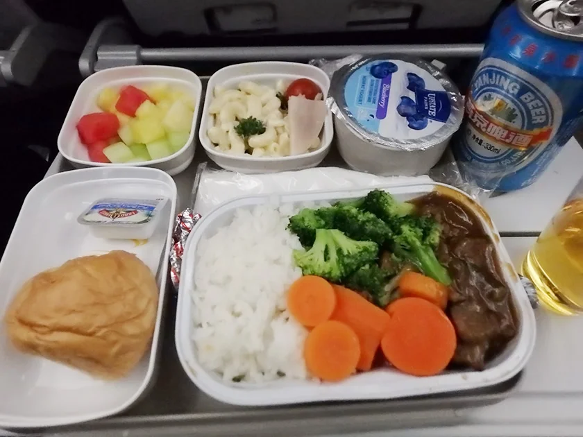 [LAからメキシコクルーズ＆ディズニーランド旅行記69] 中国国際航空 CA888便(B787-9)の機内の様子と機内食