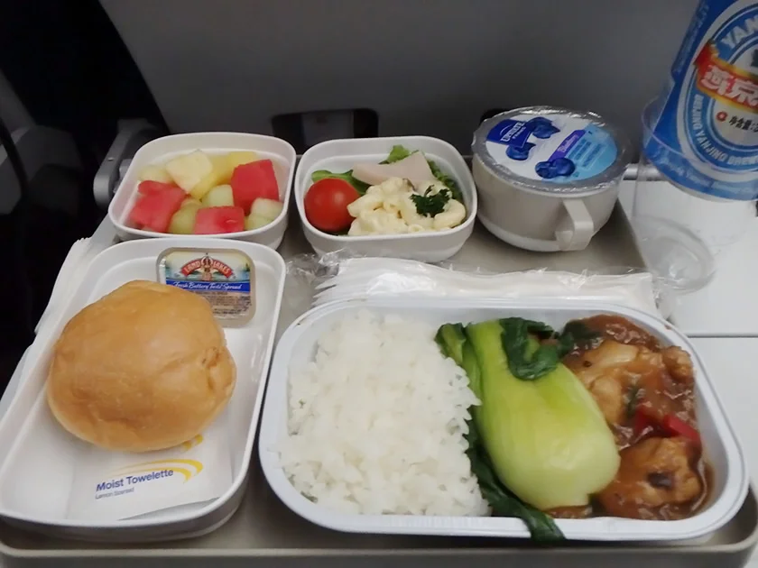[LAからメキシコクルーズ＆ディズニーランド旅行記69] 中国国際航空 CA888便(B787-9)の機内の様子と機内食