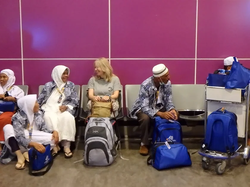 [インドネシアのパリピ秘境・ギリ島旅行記16] 2日目・ミヅキ、どこかのオバちゃんと楽しそうに喋ってる。