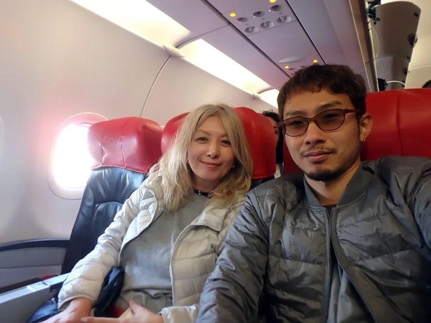 [インドネシアのパリピ秘境・ギリ島旅行記16] 2日目・ミヅキ、どこかのオバちゃんと楽しそうに喋ってる。