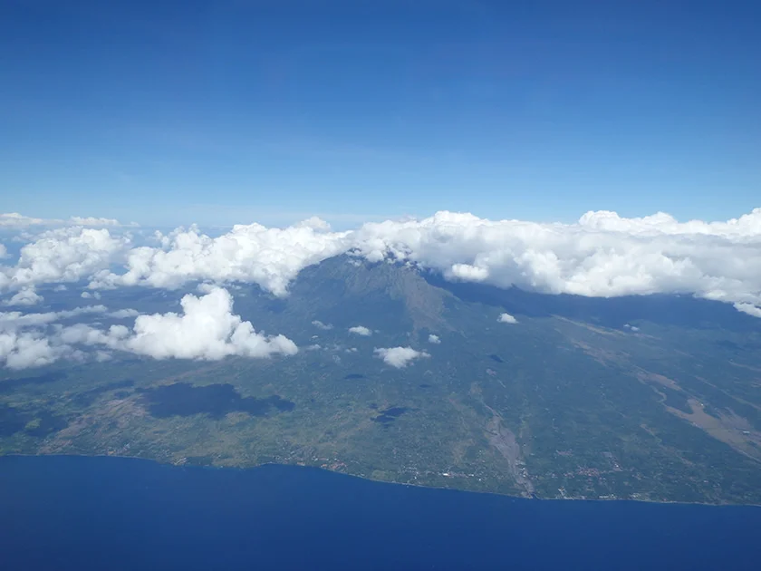 [インドネシアのパリピ秘境・ギリ島旅行記16] 2日目・ミヅキ、どこかのオバちゃんと楽しそうに喋ってる。
