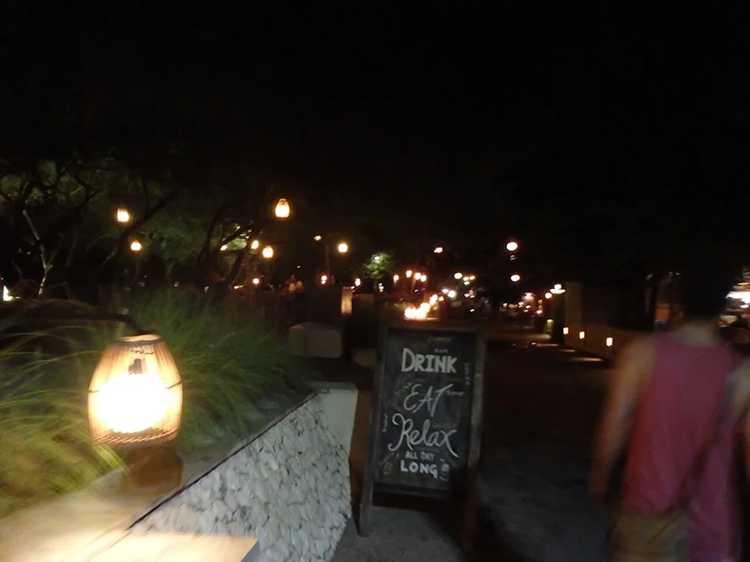 [インドネシアのパリピ秘境・ギリ島旅行記25] 2日目・KARMA KAYAK で2度目の夕食。