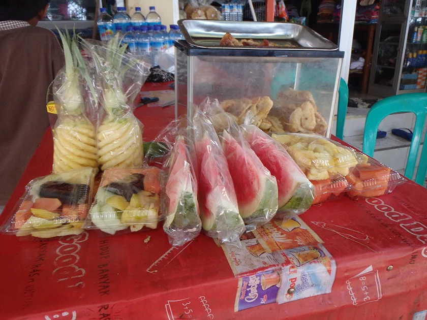 [インドネシアのパリピ秘境・ギリ島旅行記31] スイカ・・・無茶重いんですが・・・