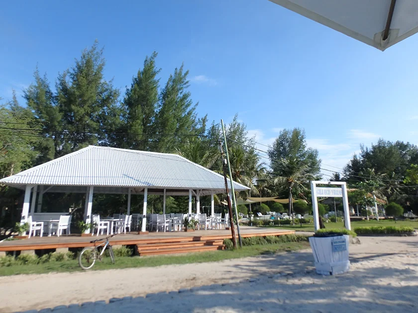 [インドネシアのパリピ秘境・ギリ島旅行記33] ビーチでバカンスモード、、、げ、、寝ちゃった。