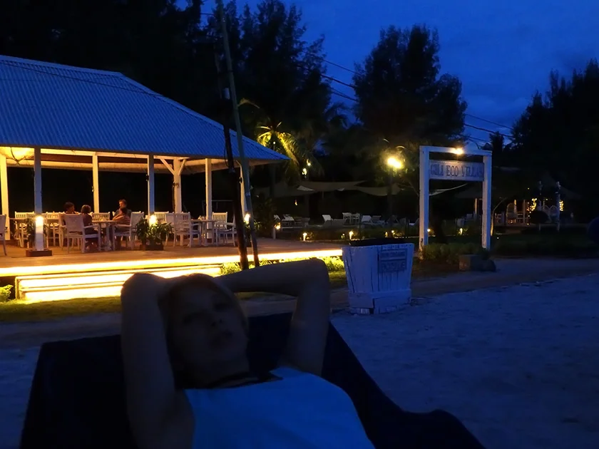 [インドネシアのパリピ秘境・ギリ島旅行記33] ビーチでバカンスモード、、、げ、、寝ちゃった。