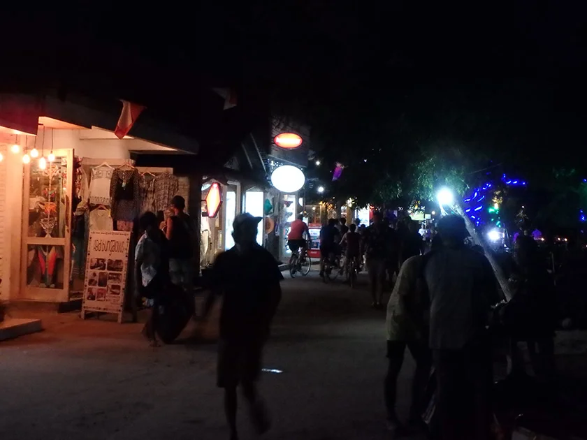 [インドネシアのパリピ秘境・ギリ島旅行記34] ギリ・トラワンガン島のナイトマーケット(前編)