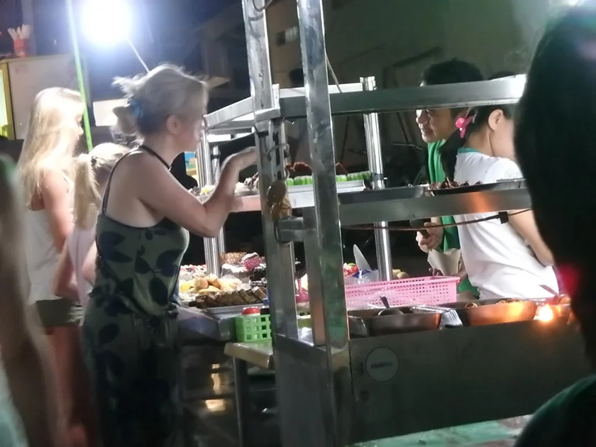 [インドネシアのパリピ秘境・ギリ島旅行記34] ギリ・トラワンガン島のナイトマーケット(前編)