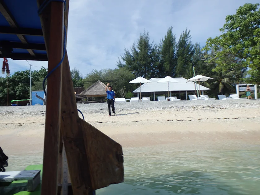 [インドネシアのパリピ秘境・ギリ島旅行記37] まずは近場でシュノーケルで、いきなりウミガメに遭遇。