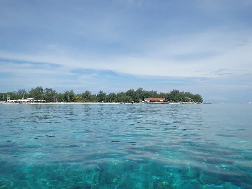 [インドネシアのパリピ秘境・ギリ島旅行記37] まずは近場でシュノーケルで、いきなりウミガメに遭遇。