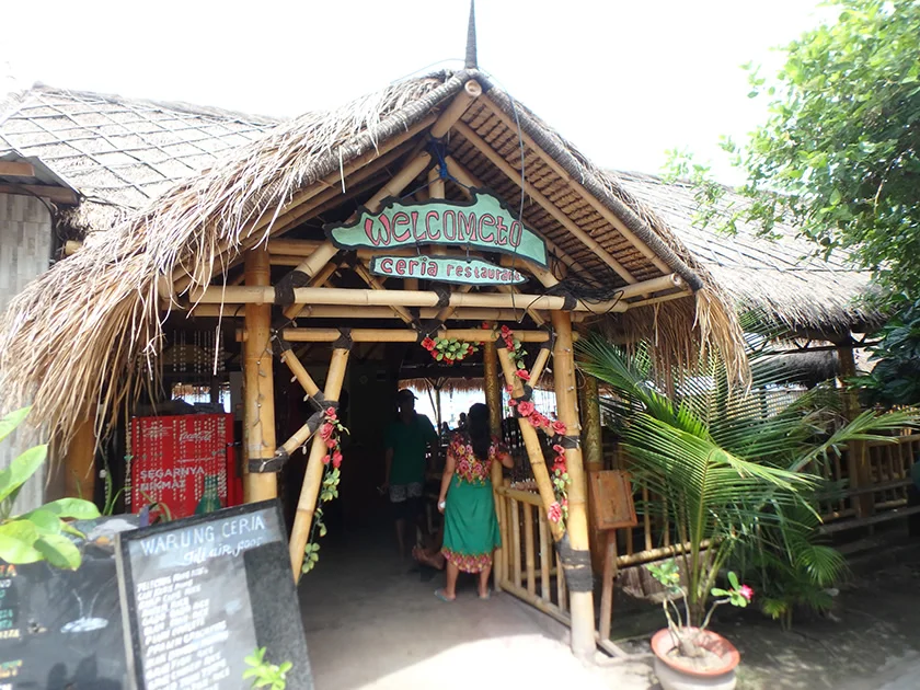 [インドネシアのパリピ秘境・ギリ島旅行記39] ギリ・アイル島でランチ休憩♪