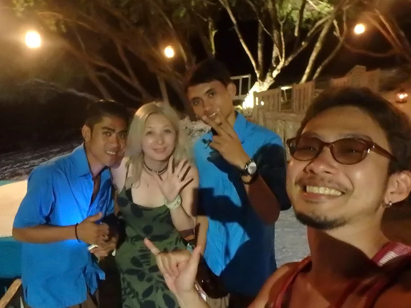 [インドネシアのパリピ秘境・ギリ島旅行記42] 夜の干潮時のビーチ漁