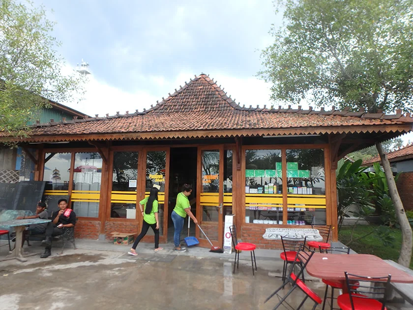 [インドネシアのパリピ秘境・ギリ島旅行記48] 東南アジアで定番の虫よけクリームを買いに行く。