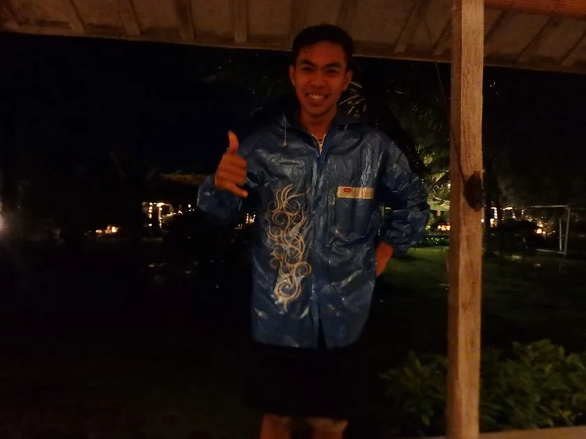 [インドネシアのパリピ秘境・ギリ島旅行記49] スコール発生。ミヅキは夕食後にダウン、、、。