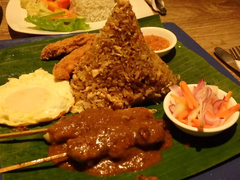 [インドネシアのパリピ秘境・ギリ島旅行記49] スコール発生。ミヅキは夕食後にダウン、、、。