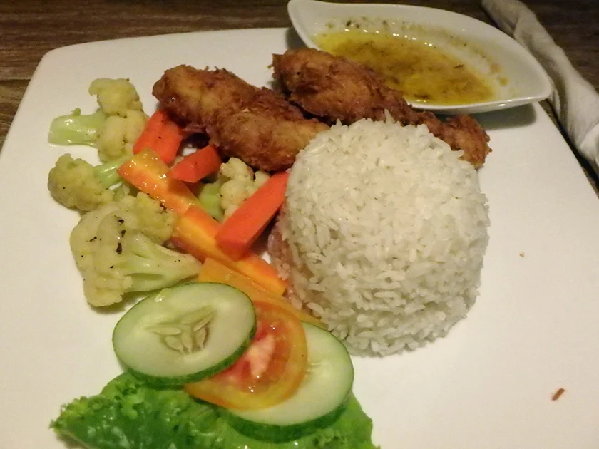 [インドネシアのパリピ秘境・ギリ島旅行記49] スコール発生。ミヅキは夕食後にダウン、、、。