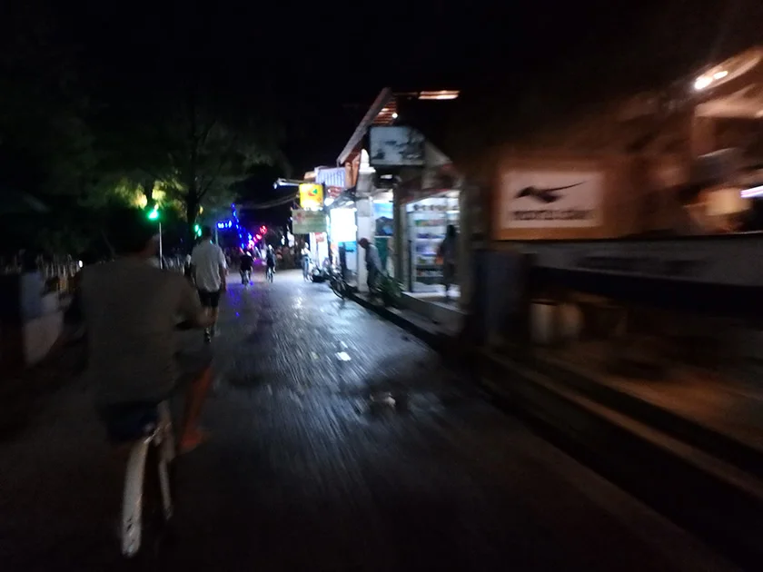 [インドネシアのパリピ秘境・ギリ島旅行記50] ギリ・トラワンガン島の週末の夜。クラブ RUDY’S PUBへ。