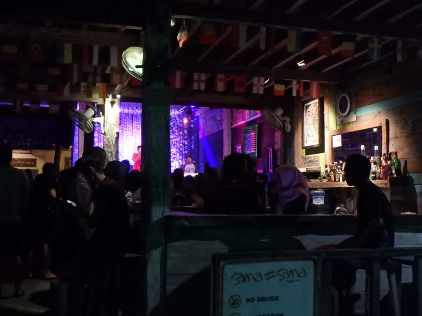 [インドネシアのパリピ秘境・ギリ島旅行記50] ギリ・トラワンガン島の週末の夜。クラブ RUDY’S PUBへ。