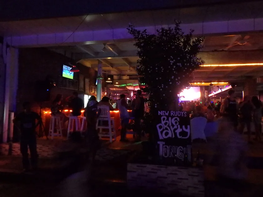 [インドネシアのパリピ秘境・ギリ島旅行記50] ギリ・トラワンガン島の週末の夜。クラブ RUDY’S PUBへ。