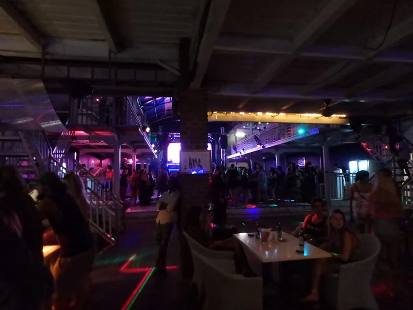 [インドネシアのパリピ秘境・ギリ島旅行記50] ギリ・トラワンガン島の週末の夜。クラブ RUDY’S PUBへ。