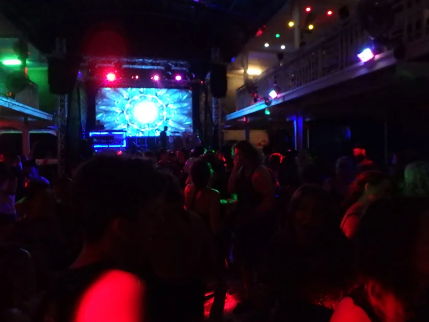 [インドネシアのパリピ秘境・ギリ島旅行記51] 夜のクラブパーティーはライブハウスのような雰囲気