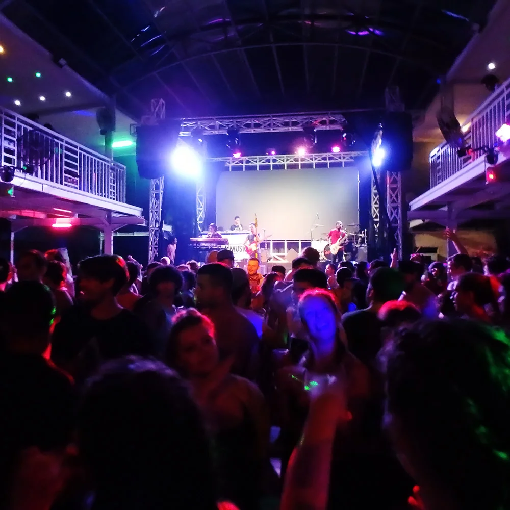 [インドネシアのパリピ秘境・ギリ島旅行記51] 夜のクラブパーティーはライブハウスのような雰囲気