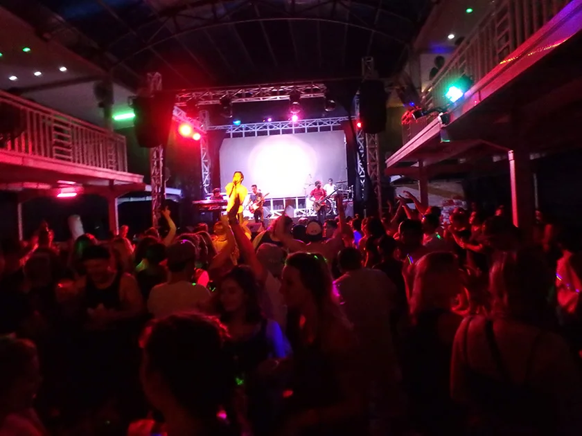 [インドネシアのパリピ秘境・ギリ島旅行記51] 夜のクラブパーティーはライブハウスのような雰囲気