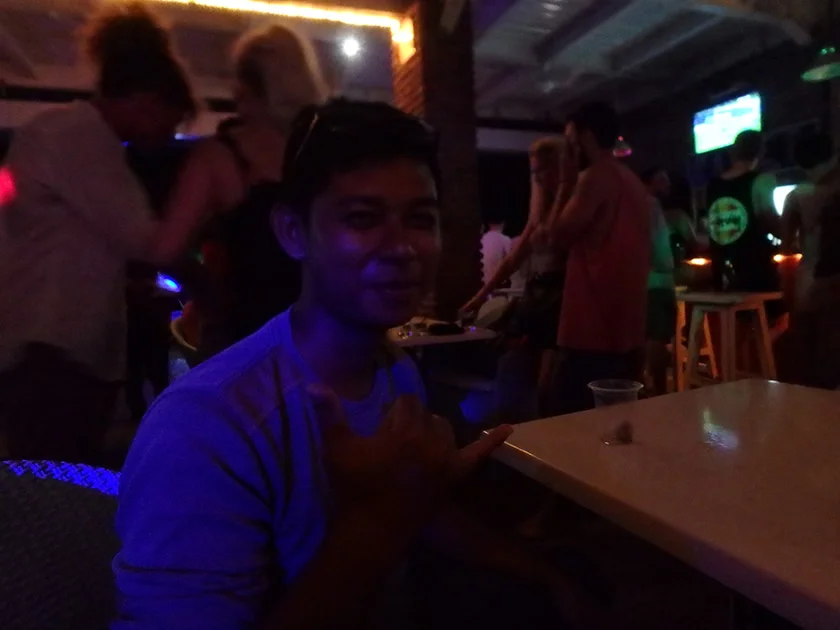 [インドネシアのパリピ秘境・ギリ島旅行記51] 夜のクラブパーティーはライブハウスのような雰囲気