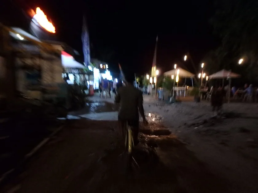 [インドネシアのパリピ秘境・ギリ島旅行記51] 夜のクラブパーティーはライブハウスのような雰囲気