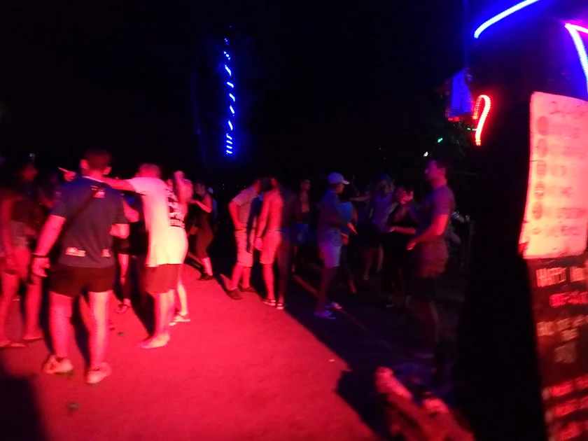 [インドネシアのパリピ秘境・ギリ島旅行記51] 夜のクラブパーティーはライブハウスのような雰囲気