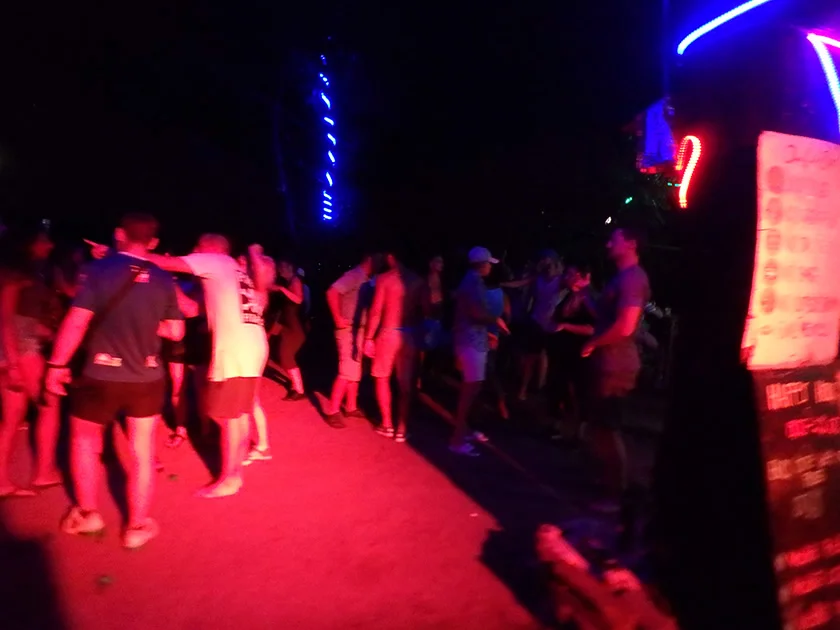 【ゴールデンウィーク格安ビーチリゾート インドネシア ギリ島 旅行記 ブログ 51】夜のクラブパーティーはライブハウスのような雰囲気