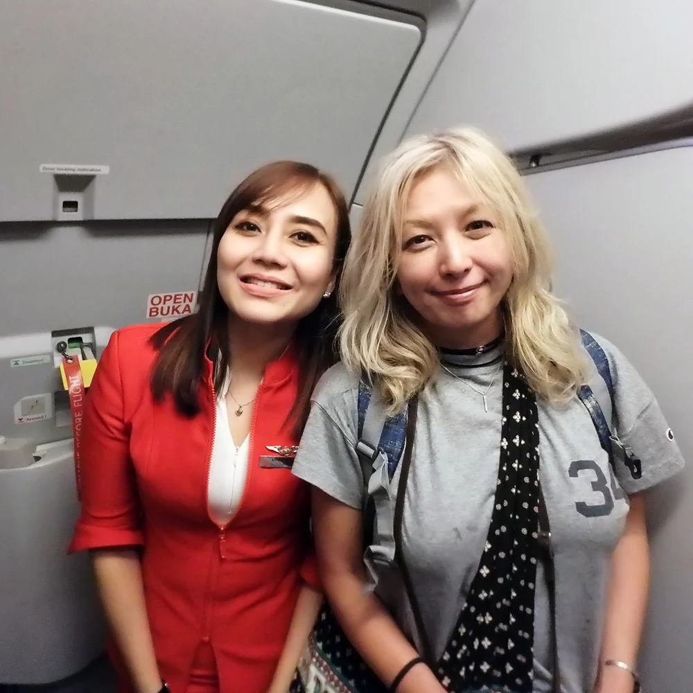 [インドネシアのパリピ秘境・ギリ島旅行記60] エアアジア A320-200。短距離線AK307便の機内の様子。