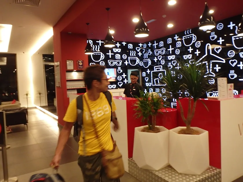 [インドネシアのパリピ秘境・ギリ島旅行記63] KLIA2は朝から人でごった返している。LCCパワー恐るべし。