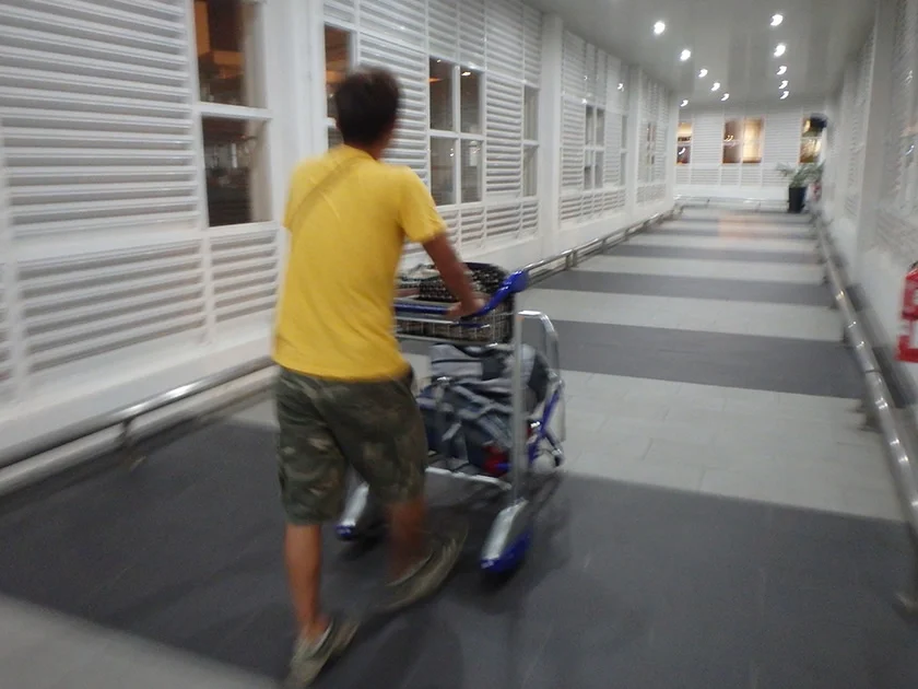 [インドネシアのパリピ秘境・ギリ島旅行記63] KLIA2は朝から人でごった返している。LCCパワー恐るべし。