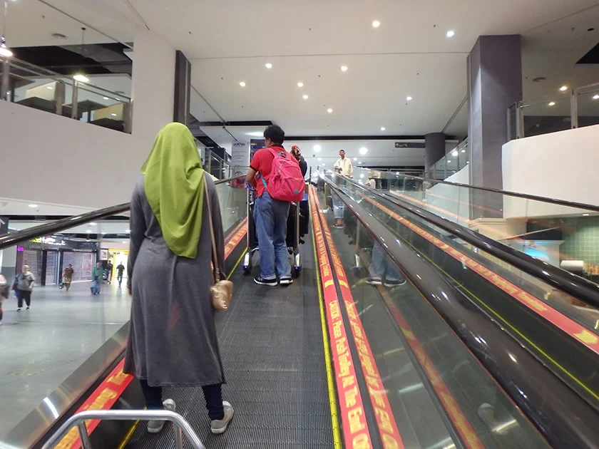 [インドネシアのパリピ秘境・ギリ島旅行記63] KLIA2は朝から人でごった返している。LCCパワー恐るべし。
