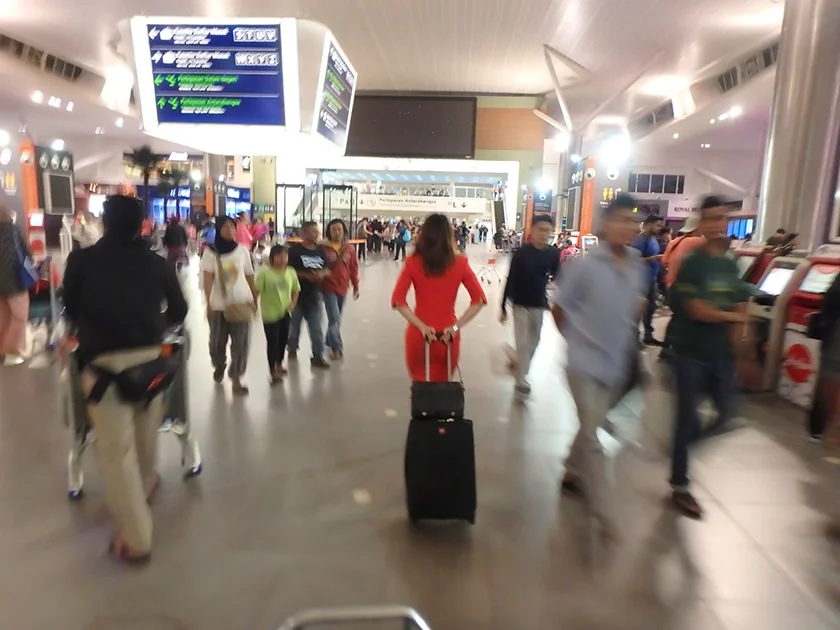 [インドネシアのパリピ秘境・ギリ島旅行記63] KLIA2は朝から人でごった返している。LCCパワー恐るべし。
