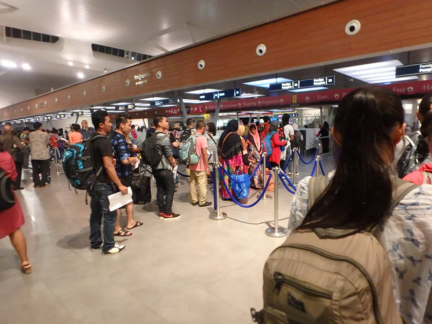 [インドネシアのパリピ秘境・ギリ島旅行記63] KLIA2は朝から人でごった返している。LCCパワー恐るべし。
