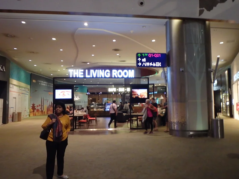 [インドネシアのパリピ秘境・ギリ島旅行記65] 迷いながら搭乗ゲートへ。KLIA2出発エリアでは地べたで夜を明かす猛者も。