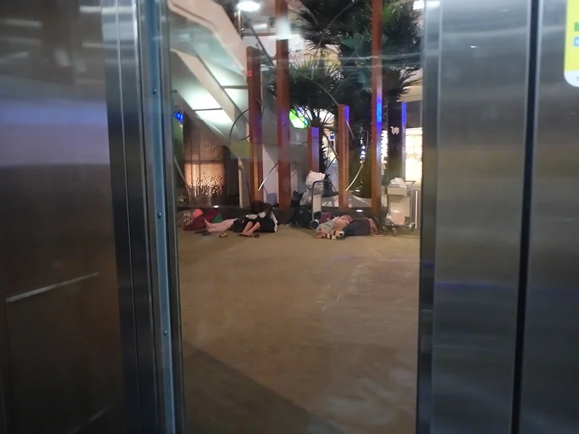 [インドネシアのパリピ秘境・ギリ島旅行記65] 迷いながら搭乗ゲートへ。KLIA2出発エリアでは地べたで夜を明かす猛者も。