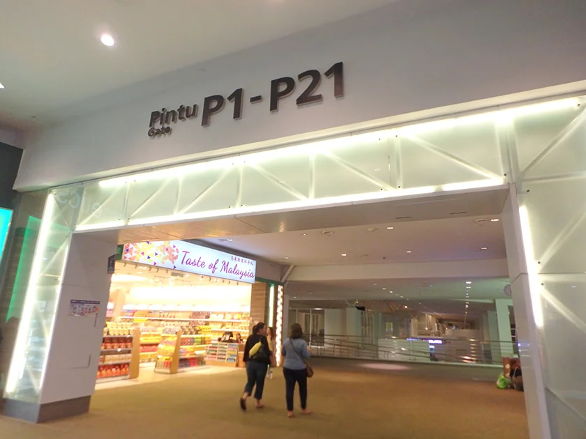 [インドネシアのパリピ秘境・ギリ島旅行記65] 迷いながら搭乗ゲートへ。KLIA2出発エリアでは地べたで夜を明かす猛者も。
