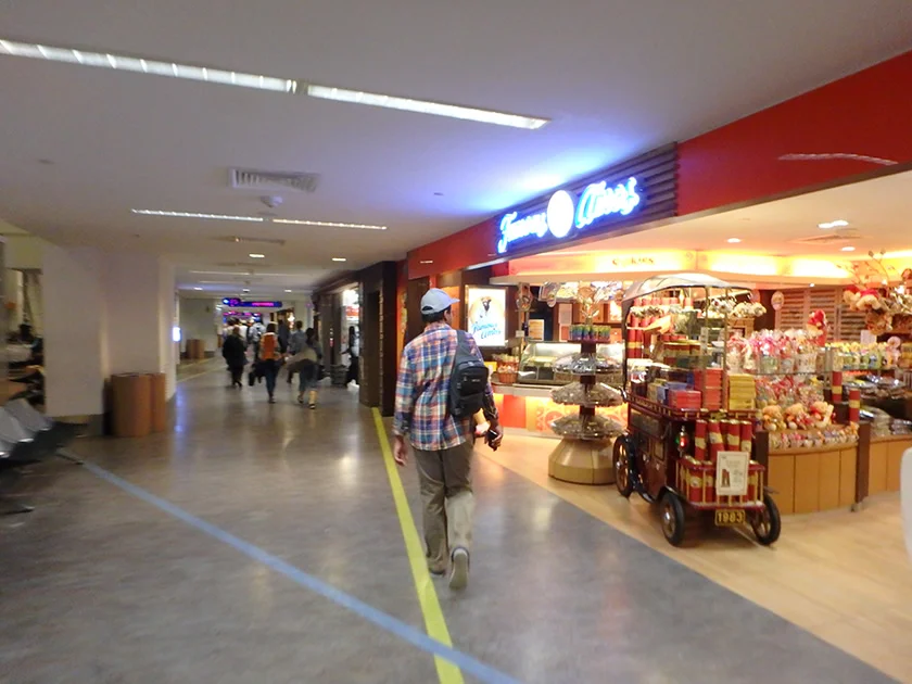 [インドネシアのパリピ秘境・ギリ島旅行記65] 迷いながら搭乗ゲートへ。KLIA2出発エリアでは地べたで夜を明かす猛者も。