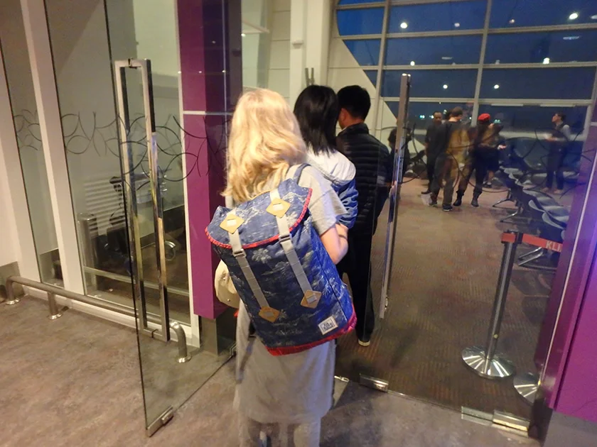 [インドネシアのパリピ秘境・ギリ島旅行記65] 迷いながら搭乗ゲートへ。KLIA2出発エリアでは地べたで夜を明かす猛者も。