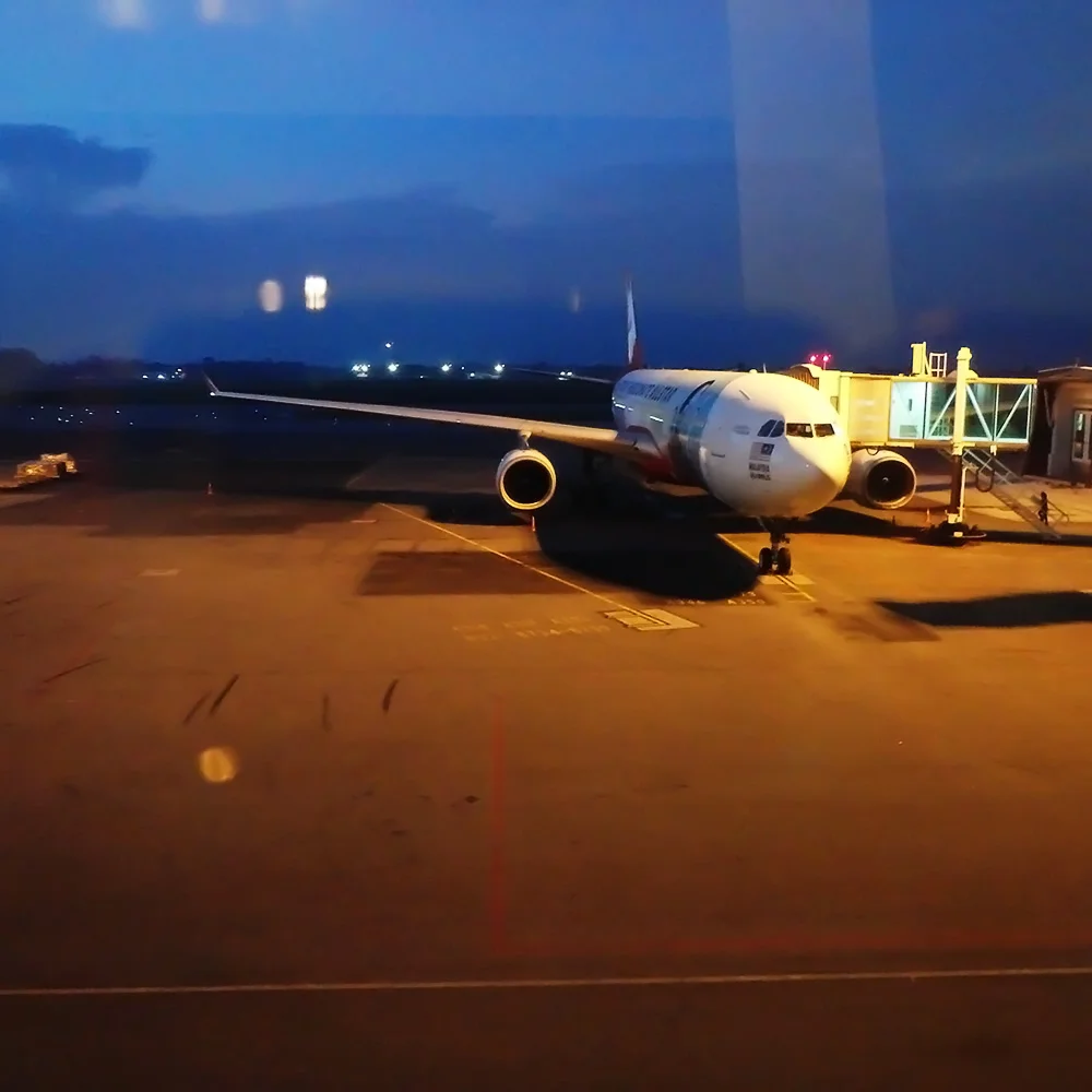 [インドネシアのパリピ秘境・ギリ島旅行記65] 迷いながら搭乗ゲートへ。KLIA2出発エリアでは地べたで夜を明かす猛者も。