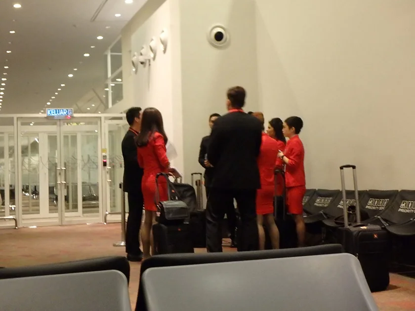 [インドネシアのパリピ秘境・ギリ島旅行記65] 迷いながら搭乗ゲートへ。KLIA2出発エリアでは地べたで夜を明かす猛者も。