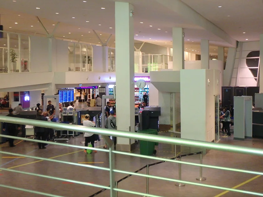[インドネシアのパリピ秘境・ギリ島旅行記65] 迷いながら搭乗ゲートへ。KLIA2出発エリアでは地べたで夜を明かす猛者も。