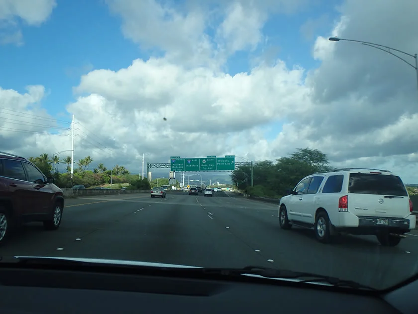 [エアアジアで行く激安ハワイ旅行記31] ハワイのドライブは気持ち良すぎる。あ!?車が突っ込んでった!!事故や(汗)