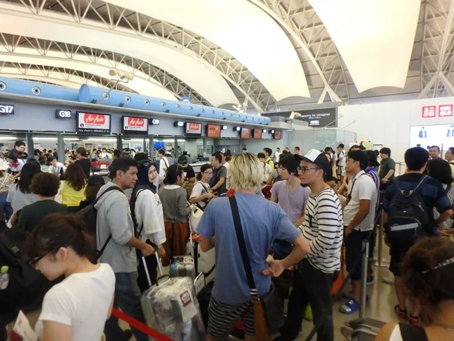 [タイの秘境・ピピ島とプーケットを巡る旅行記8] お盆の関空はチェックインカウンターも長蛇の列。