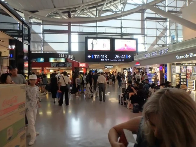 [タイの秘境・ピピ島とプーケットを巡る旅行記8] お盆の関空はチェックインカウンターも長蛇の列。