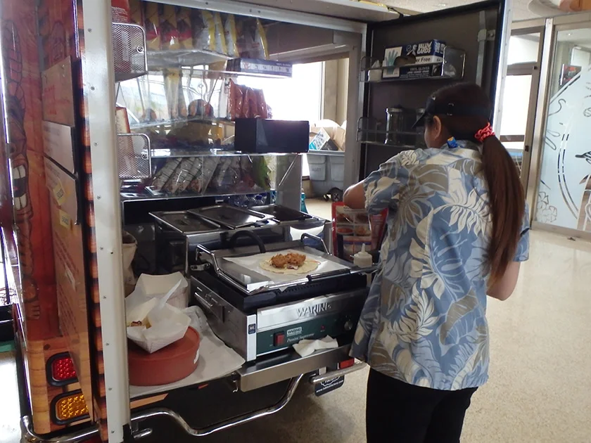 [エアアジアで行く激安ハワイ旅行記43] スターバックスコーヒー横にあったタコススタンドのタコスが美味い。