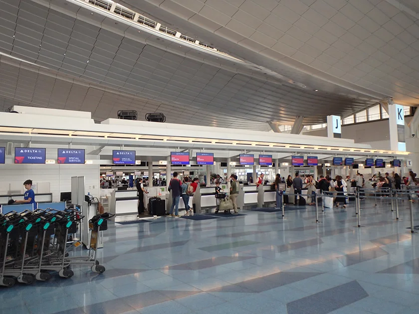 [片道1万円！？激安サンフランシスコ旅行記5] デルタ航空のチェックインカウンターへ。座席アップグレード&ビジネスラウンジ利用はもちろん、ここから上級会員資格ゴールドメダリオンさんの本領発揮だ。