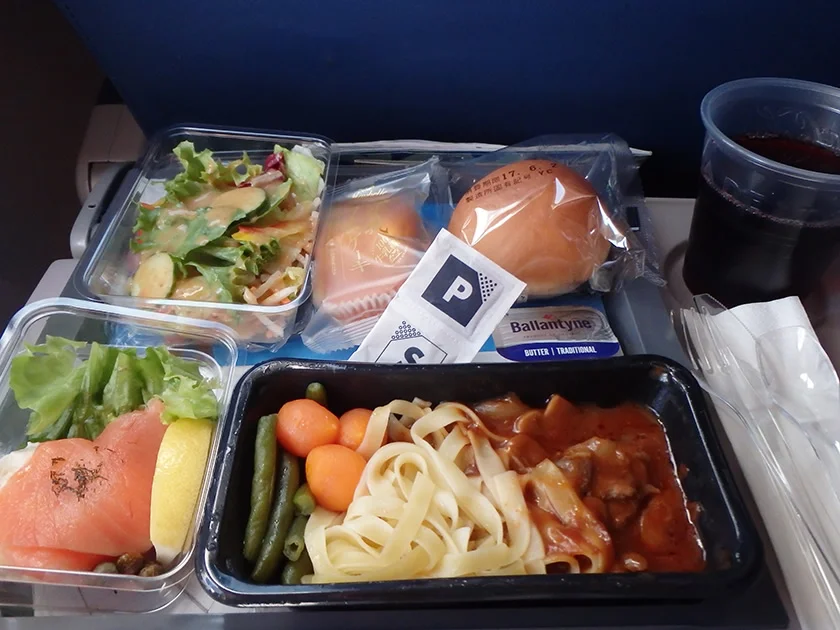 [片道1万円！？激安サンフランシスコ旅行記9] デルタ航空の機内サービスは、今まで乗った飛行機で一番回数が多いかも。機内食も非常に美味しい。